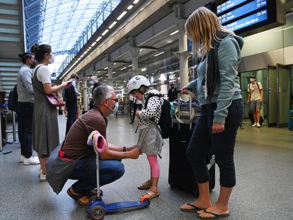 Una familia de turistas británicos, en una estación de tren de Londres tras llegar desde París, este viernes.