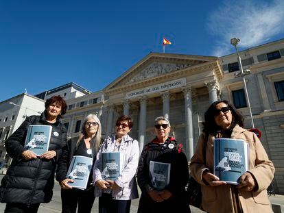 Miembros de las plataformas Marea de Residencias y Verdad y Justicia, este miércoles frente al Congreso de los Diputados, en Madrid.
