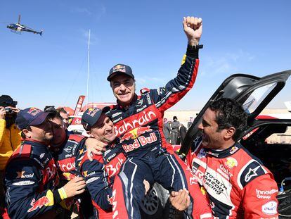 Carlos Sainz, este pasado mes de enero, tras ganar el Dakar, en Arabia Saudí.