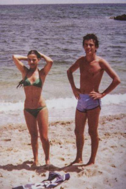 Giovanna Valls y su hermano Manuel, en una playa de Mallorca el año1982