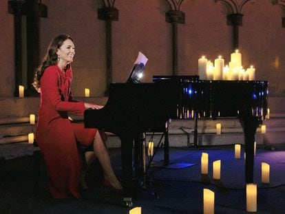 Kate Middleton acompaña al piano a Tom Walker durante una actuación emitida en Navidad de 2021.
