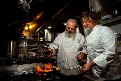 Los chefs Iñaki Camba y Andrés Madrigal, que asume el restaurante Arce.