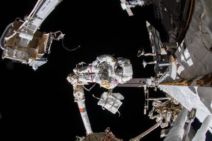 El astronauta de la NASA Raja Chari durante una caminata espacial para instalar equipos en la Estación Espacial Internacional el pasado 25 de marzo.