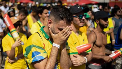 Hinchas de la selección brasileña de fútbol reunidos para ver el partido en una pantalla gigante en São Paulo, tras la derrota de este viernes.