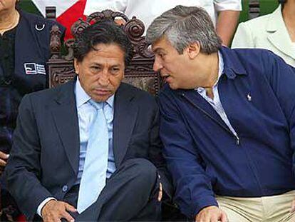 El presidente de Perú, Alejandro Toledo (izquierda), y Fernando Olivera, líder del Frente Independiente Moralizador.