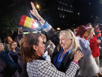Simpatizantes del PP celebrando el resultado en la calle Génova de Madrid.