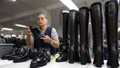 Una empleada inspecciona los zapatos en la f&aacute;brica de Helsar-Industria de Cal&ccedil;ado en Portugal. 