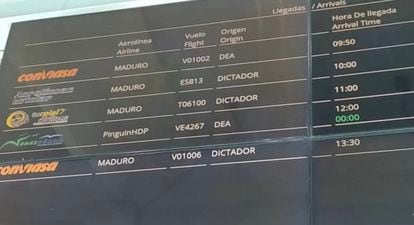 La pantalla de vuelos del aeropuerto de Caracas, este jueves.