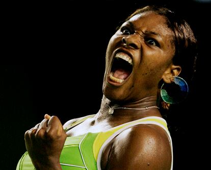 Serena Williams celebra un punto en el partido contra la serbia Jelena Jankovic en el Open de Australia de 2007.