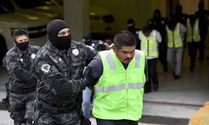 La polic&iacute;a presenta a algunos involucrados en la masacre de Iguala.
