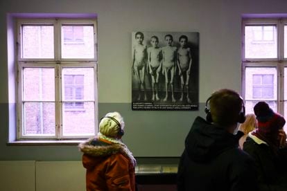 Los visitantes del Memorial de Auschwitz observan una fotografía con unos de los niños que sufrieron los experimentos del doctor Josef Mengele.