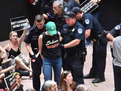 La policía detiene a los manifestantes contra Kavanaugh en el Senado.