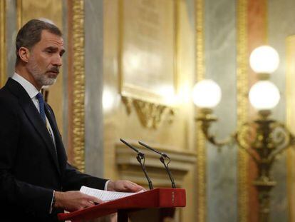 El rey Felipe VI pronuncia su discurso durante la apertura solemne de la XIV Legislatura en el Congreso, este lunes. En vídeo, el mensaje del Rey a los parlamentarios.