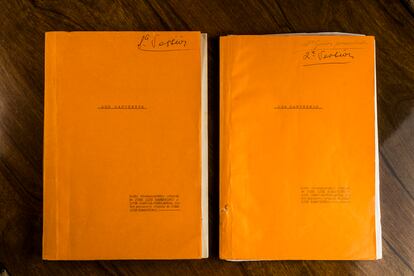 Documentos de la Comisión censora de guiones, del Ministerio de Información y Turismo, sobre guiones de películas de Luis García Berlanga, en el Archivo General de la Administración, en Alcalá de Henares. En la imagen, documentos del guion de 'Los Gancheros'.