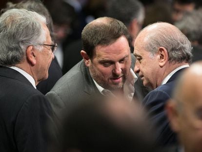 Jorge Fernández Díaz, a la derecha, habla con Oriol Junqueras, en la toma de posesión de Carles Puigdemont en 2016.