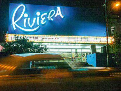 La historia de amor de La Habana con el cine viene de largo. En los cincuenta era la capital con más pantallas de América. Hoy cuenta con varias escuelas de prestigio y celebra, en salas como La Riviera, en el Vedado, un veterano festival.