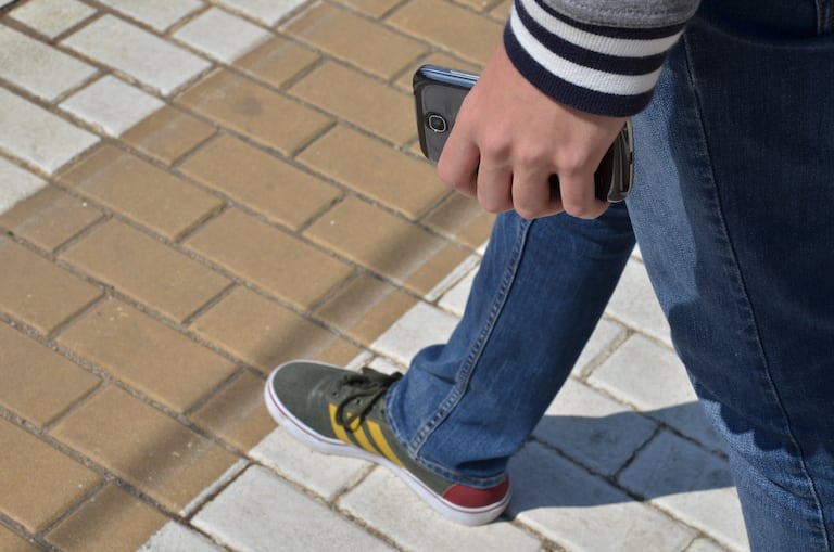 Persona andando con un móvil en la mano
UPV
23/04/2020