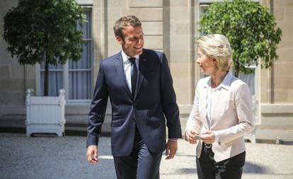 El presidente francés, Emmanuel Macron, recibe a la presidenta electa de la Comisión, Ursula von der Leyen, el 23 de julio en París.