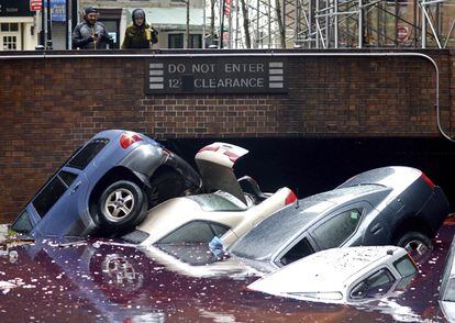 Varios coches permanencen inundados en un parking de Nueva York, EEUU, el 30 de octubre del 2012