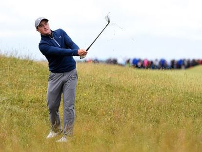 Paul Dunne da un hierro en el Old Course.