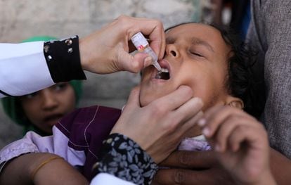 Administran a un niño la vacuna contra el polio durante una campaña  en Sanaa (Yemen), el 25 de diciembre del 2019. 