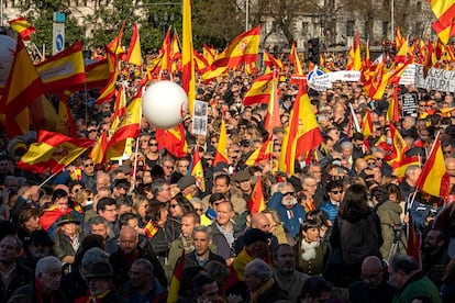 Más de 30.000 personas, según la Delegación del Gobierno, se han concentrado este sábado en los alrededores de la Plaza de Cibeles, en Madrid, contra el Ejecutivo de Pedro Sánchez. A la protesta, convocada por un centenar de asociaciones y colectivos, han asistido dirigentes y miembros de Vox, del PP y de Ciudadanos.