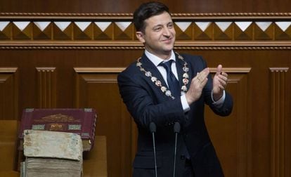 Zelenski en el Parlamento de Kiev durante su discurso inaugural, este lunes.
