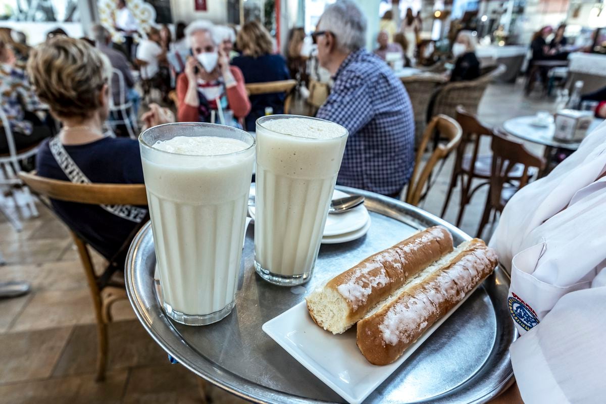 La Leche Está Hirviendo Sobre El Cazo Foto de archivo - Imagen de