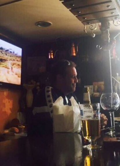 José F. C., presunto homicida, en su bar de Alcalá de Henares.