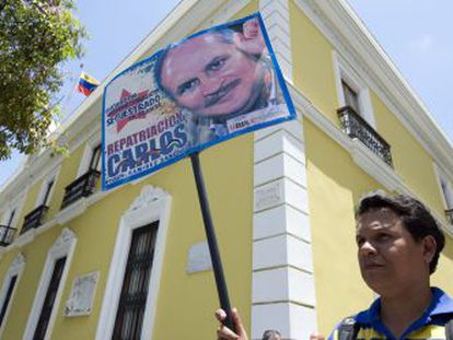 Un manifestante pide la repatriaci&oacute;n de &#039;Carlos&#039; frente al ministerio de Exteriores venezolano, en Caracas.