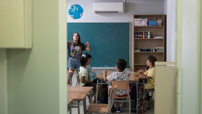 Alumnos de primaria de una escuela de L'Hospitalet, en una imagen de archivo.
