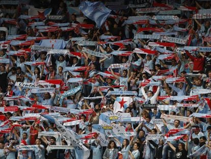Aficionados del Celta de Vigo en la grada del estadio.