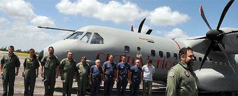 El comandante Francisco Matas y la tripulación del T21 forman al llegar a la ciudad de Camagüey, en el oriente de Cuba.