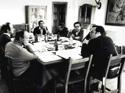 Reunión de los padres de la Constitución, entre los que se ven (en el sentido de las agujas del reloj) Manuel Fraga, Miquel Roca, José Pedro Pérez Llorca, Gabriel Cisneros, Miguel Herrero de Miñón y Gregorio Peces Barba, en el Parador de Gredos, en febrero de 1978.