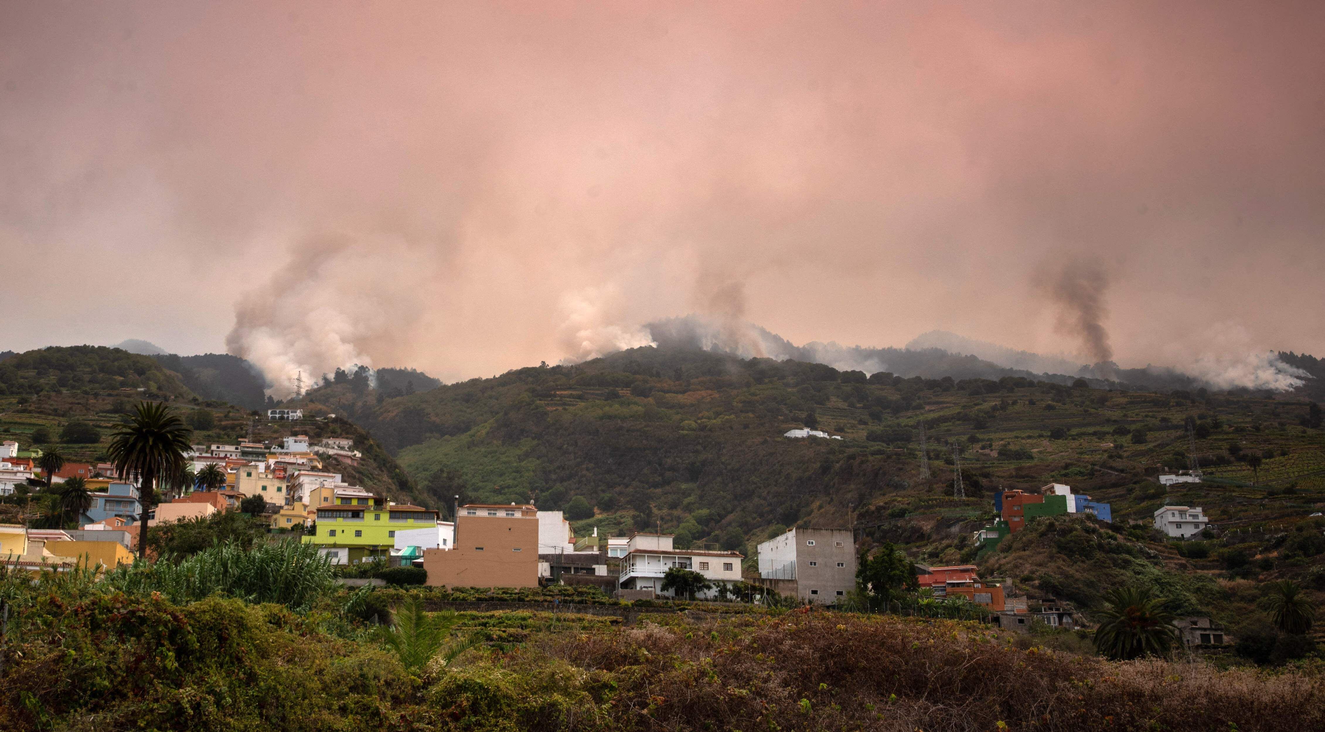 Vista del incendio aproximándose a La Matanza, el sábado.