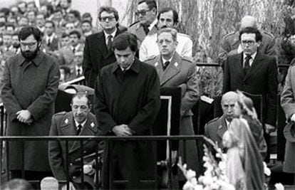 Narcís Serra, Felipe González y Eduardo Serra, en la base de la División Acorazada Brunete, el 8 de diciembre de 1982.