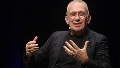 El diseñador Jean Paul Gaultier interviene en la presentación de la exposición 'Cinema i moda. Per Jean Paul Gaultier', en el CaixaForum Barcelona, este lunes.