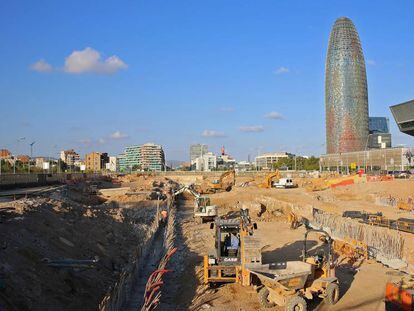 Obras para soterrar la Gran Via a su paso por la plaza de les Glòries, en Barcelona.