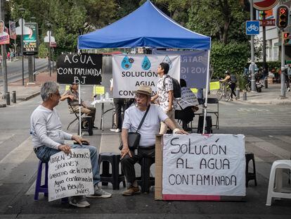 Vecinos de la alcaldía Benito Juárez bloquearon las avenidas Insurgentes y Xola para protestar por el agua contaminada, el 10 de abril de 2024, en Ciudad de México.