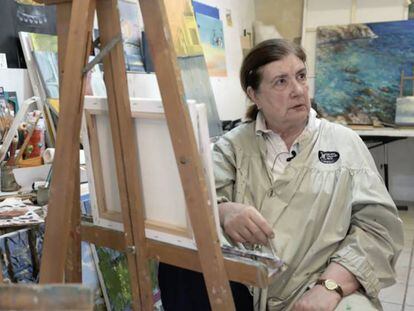 Ute Rebholz, traductora jubilada, posa junto a uno de sus lienzos.