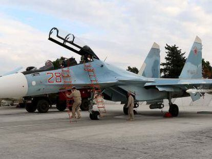 Dos soldados preparan este miércoles un bombardero ruso en la base de Latakia, en el norte de Siria.