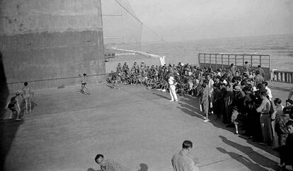 Partit de pilota a la Barceloneta, a peu de mar.