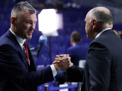 Laso y Jasikevicius se saludan antes de un Madrid-Barça de la temporada pasada. ACBPHOTO