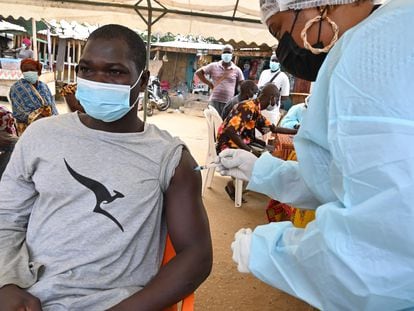 Una enfermera inyecta la vacuna del ébola a un ciudadano este martes en Abiyán.