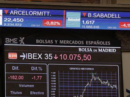 Los t&iacute;tulos de Caixabank y Banco Sabadell, ayer en el mercado.