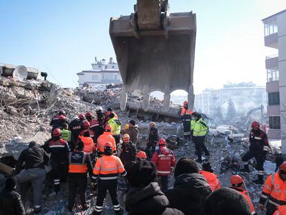 Equipos de rescate, bomberos y voluntarios trabajan para intentar rescatar a una persona atrapada en las ruinas de un edificio en Elbistán (Turquía), el pasado nueve de febrero.