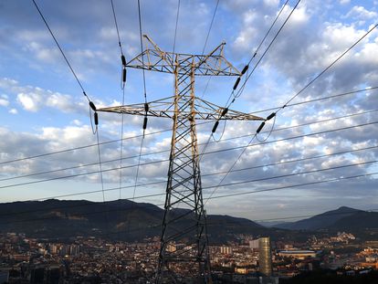 Una torre de transporte de energía en Bilbao.