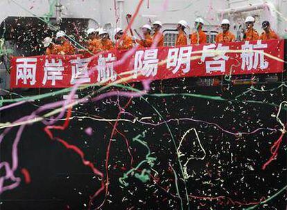 Trabajadores de un carguero chino celebran la conexión directa con Taiwan.