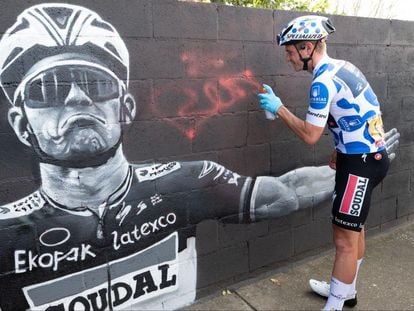 Remco Evenepoel firma el mural del artista de La Bañeza Toño Prada.