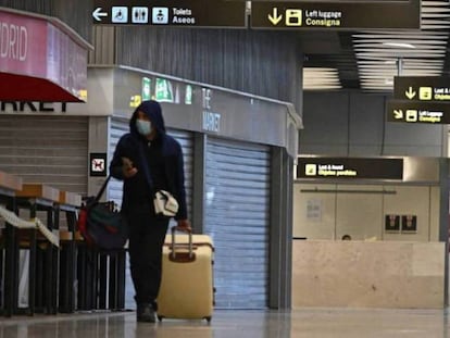 Un viajero pasa ante un restaurante cerrado en Madrid-Barajas durante el estado de alarma.